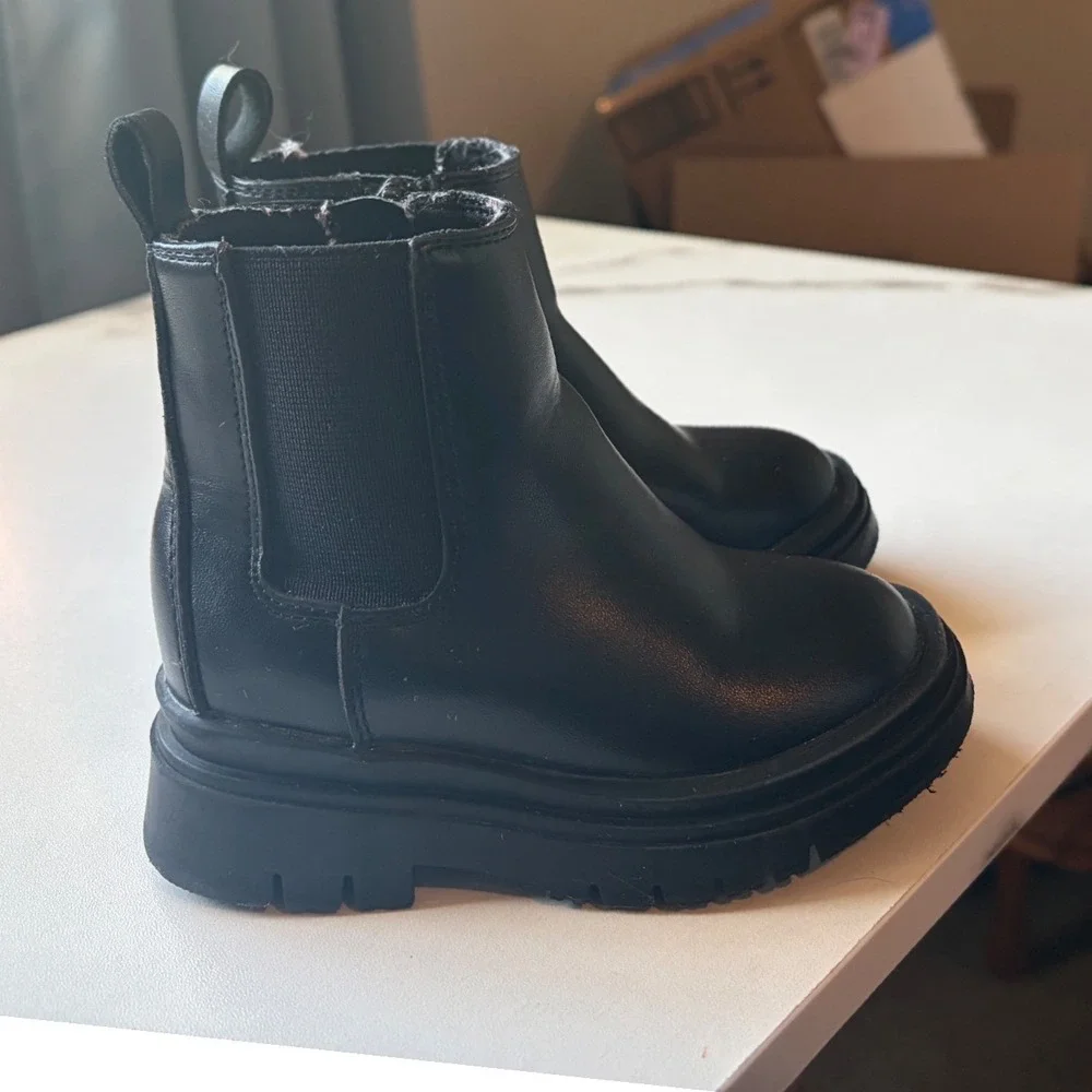 Baby Gap Kids Black Faux Leather Chelsea Lug Sole‎ Boots Size 5 Zipper Side